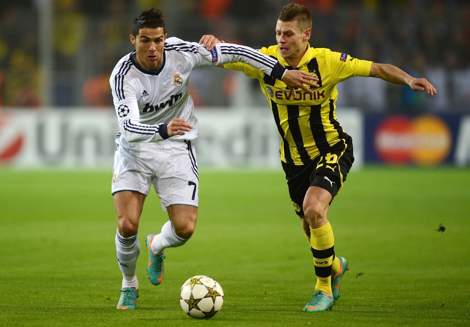 Ronaldo va 2 pha but toc ghi ban an tuong tren san Dortmund hinh anh