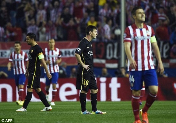Messi nhan ngoi sao den trong tran Barca thua Atletico hinh anh