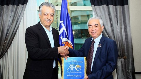 Chủ tịch AFC Salman Bin Ebrahim Al Khalifa tặng Chủ tịch VFF Lê Hùng Dũng lá cờ của AFC có thêu tên mình trong buổi họp ngày 12/4.
