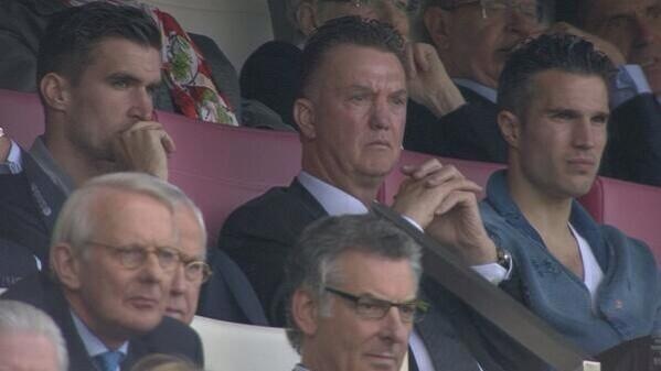 Van Gaal cung Persie tuyen quan cho M.U? hinh anh