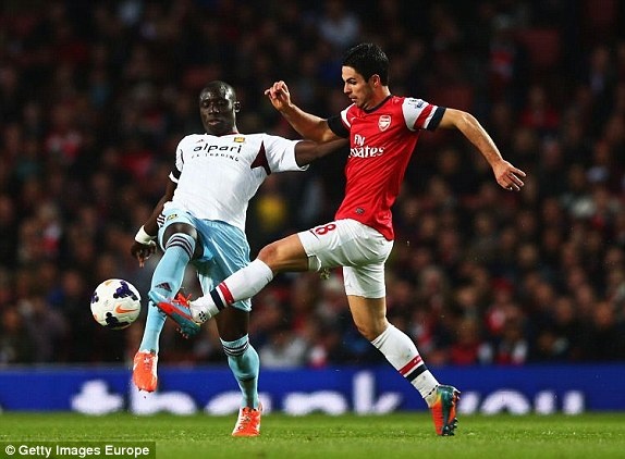 Arsenal nhan ban thua o gan cuoi hiep 1 hinh anh