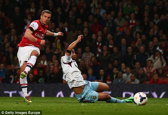 Podolski hoan tat cu dup nang ty so len 3-1 hinh anh