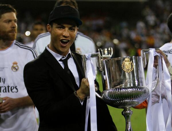 Dong doi soc khi chung kien ban thang cua Bale hinh anh