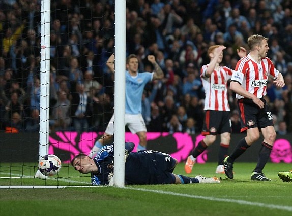 Man City 2-2 Sunderland: Ngoi vuong xa dan hinh anh