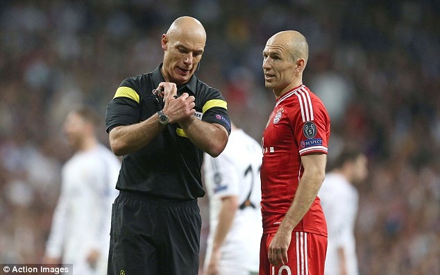 Robben xoay nguoi dut diem ky thuat. hinh anh