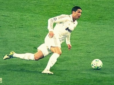 Ronaldo truot chan vi san tron hinh anh