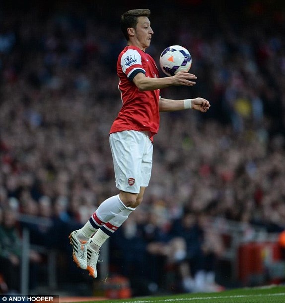 Oezil nang ty so len 2-0 cho Arsenal hinh anh