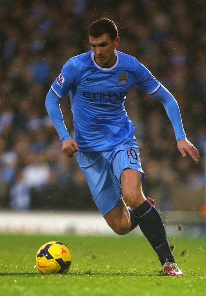 Cu danh dau ghi ban nang ty so len 2-1 cua Dzeko hinh anh