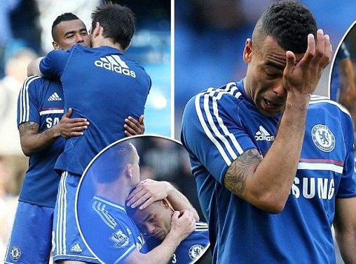 Ashley Cole khoc nuc no sau tran cuoi cung o Stamford Bridge hinh anh