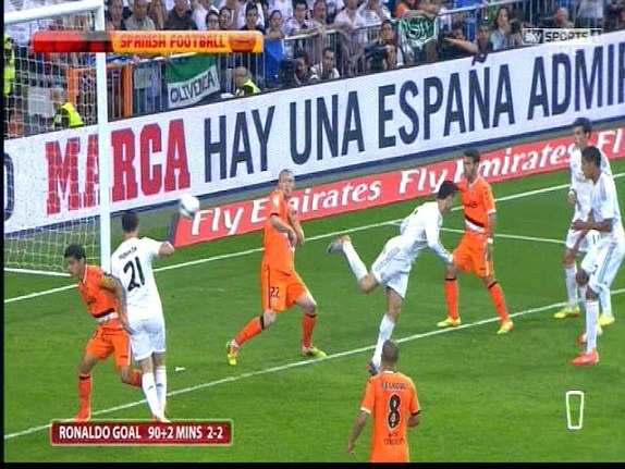 Ronaldo ghi ban thu 50 bang pha danh got sieu di hinh anh