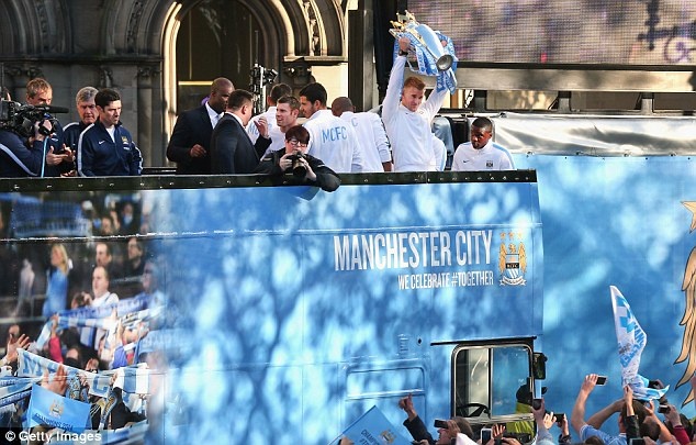 Man City dieu hanh an mung cu dup danh hieu hinh anh