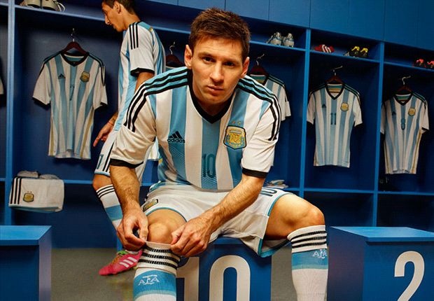 Messi khong vui khi duoc so sanh voi Maradona hinh anh