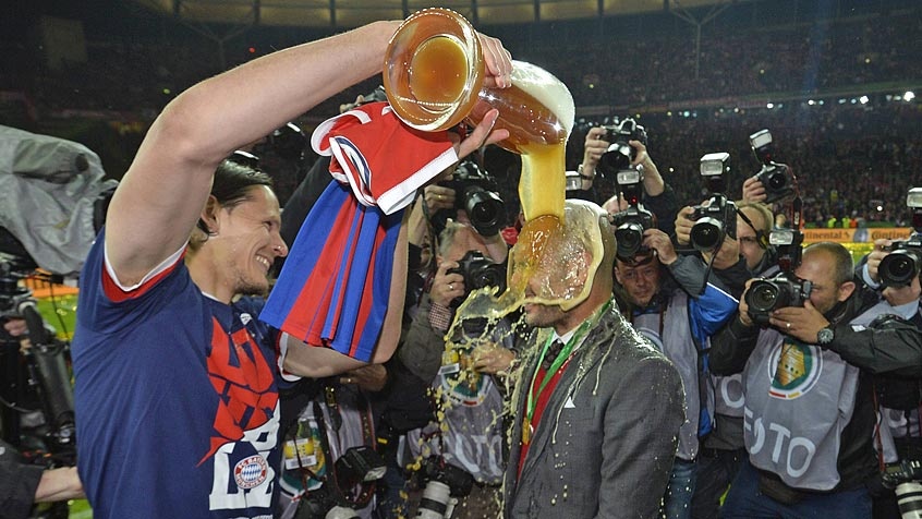 Cau thu Bayern tam bia an mung cu dup danh hieu hinh anh