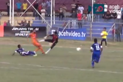 Cau thu Indonesia chet do bi pham loi tho bao hinh anh