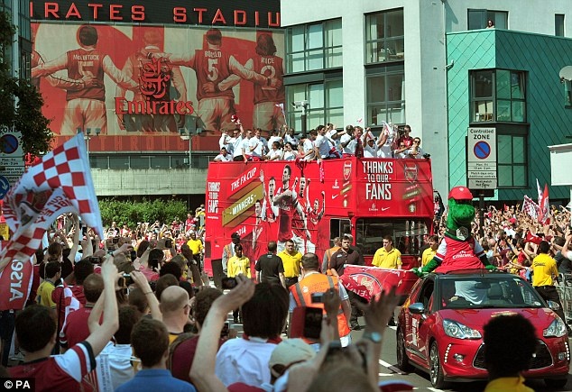 Sao Arsenal tung bung an mung cup FA cung hang nghin CDV hinh anh