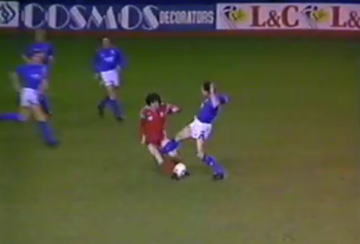 Graeme Souness pham loi tho bao voi Gheorghe Rotariu (1988) hinh anh