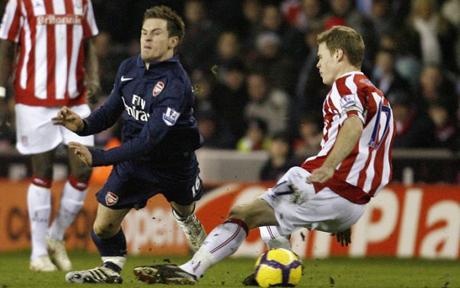 Shawcross khien Ramsey gay gap chan hinh anh