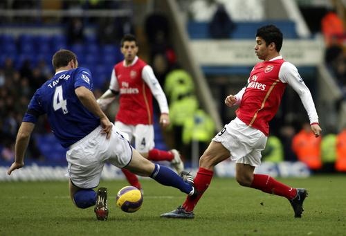 Taylor khien Eduardo gay xuong mat ca chan hinh anh