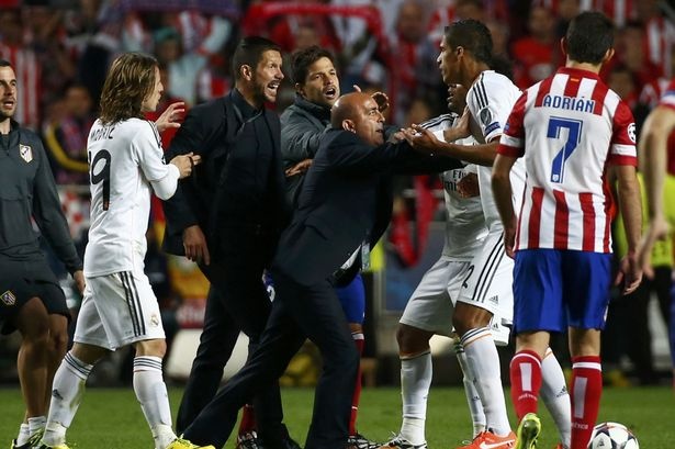 HLV Simeone doi dien an phat nang sau vu noi dien voi Varane hinh anh