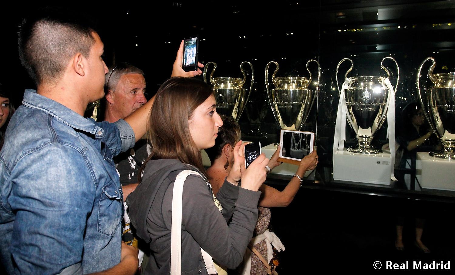 Fan Real thich thu chiem nguong 10 cup Champions League hinh anh
