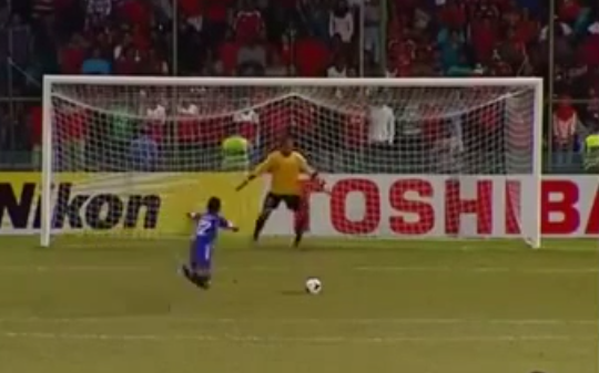 Pha sut penalty hai huoc cua tuyen thu Maldives hinh anh