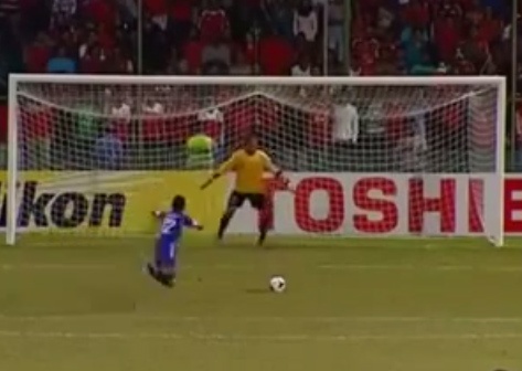 Cau thu vo nga de ghi ban penalty hinh anh