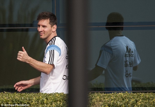 HLV Argentina: Dong doi phai giup do Messi hinh anh