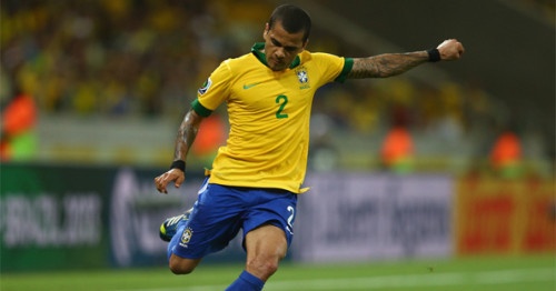 Daniel Alves sut xa hiem hoc ghi ban cho Brazil hinh anh