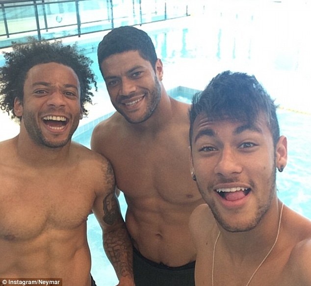 Sao Brazil khoe than hinh ran chac o be boi hinh anh