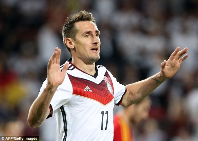 Duc 6-1 Armenia: Klose lap ky luc ghi ban hinh anh