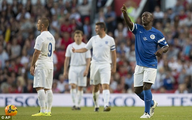 Pha ghi ban bang dau dang cap cua Seedorf hinh anh