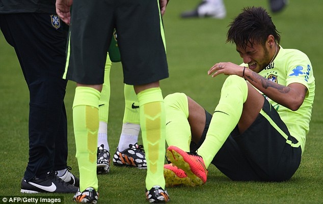 Den luot Neymar dinh chan thuong hinh anh