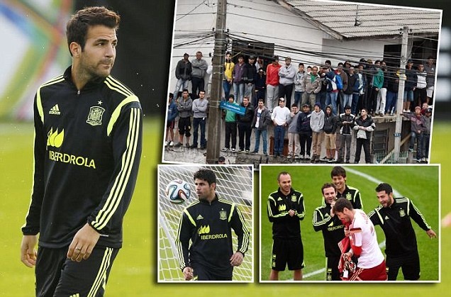 Fan treo tuong xem tuyen Tay Ban Nha tap luyen hinh anh