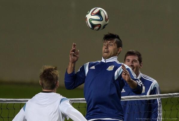 Messi thua Aguero tren san bong hinh anh