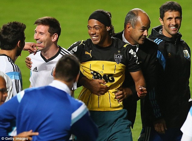 'Ronaldinho nhai' doi om hon Messi hinh anh