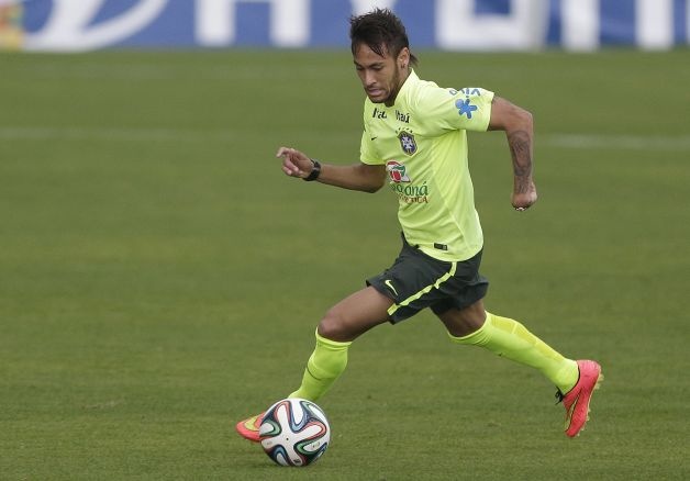 Fan Brazil thich thu xem Neymar sut phat hinh anh