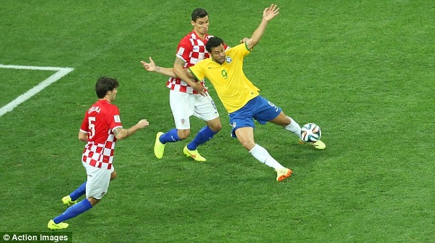 Tinh huong Fred kiem penalty ve cho DT Brazil hinh anh