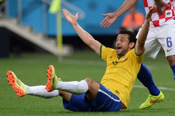 Anh va clip che pha nga vo giup Brazil huong penalty hinh anh