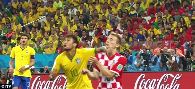 Neymar thuc cui cho vao mat Modric hinh anh