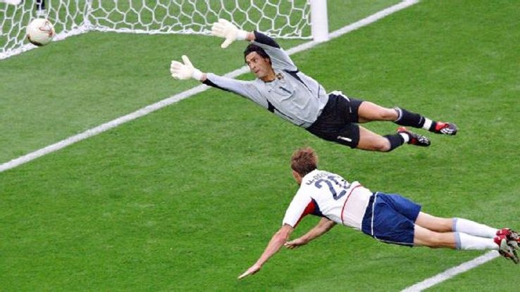 McBride bay nguoi danh dau ghi ban hinh anh