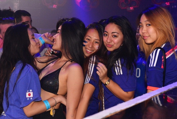 Fan nu Nhat Ban mo tiec trong hop dem don World Cup hinh anh