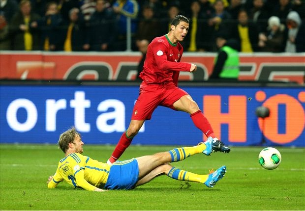 Podolski: 'Ronaldo co the dinh doat tran dau bang 1 cu sut' hinh anh