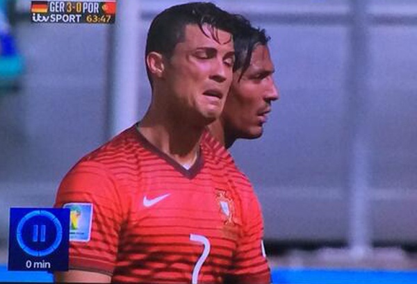 Ronaldo meu mao khi Bo Dao Nha thua ban thu 4 hinh anh