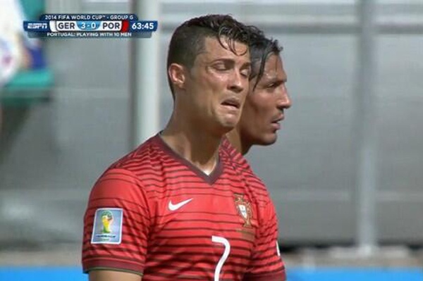 Ronaldo meu mao khi Bo Dao Nha thua ban thu 4 hinh anh