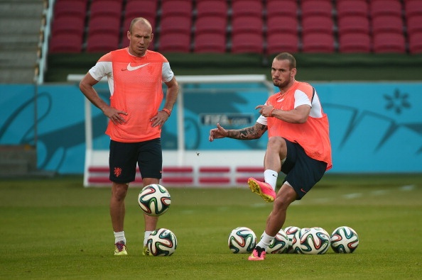 Sneijder va Robben dua tai sut phat hinh anh