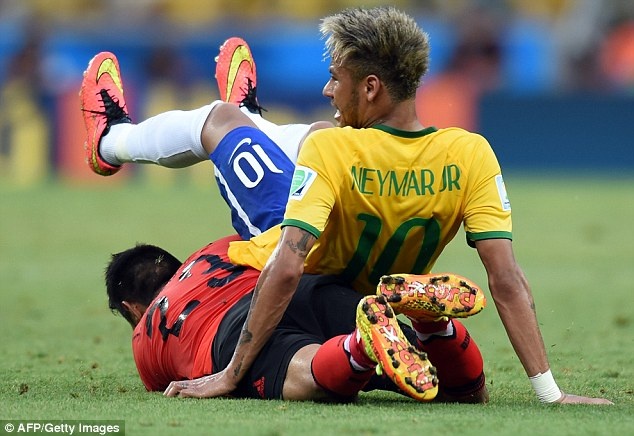 Neymar linh nhung cu vao bong tho bao cua cau thu Mexico hinh anh