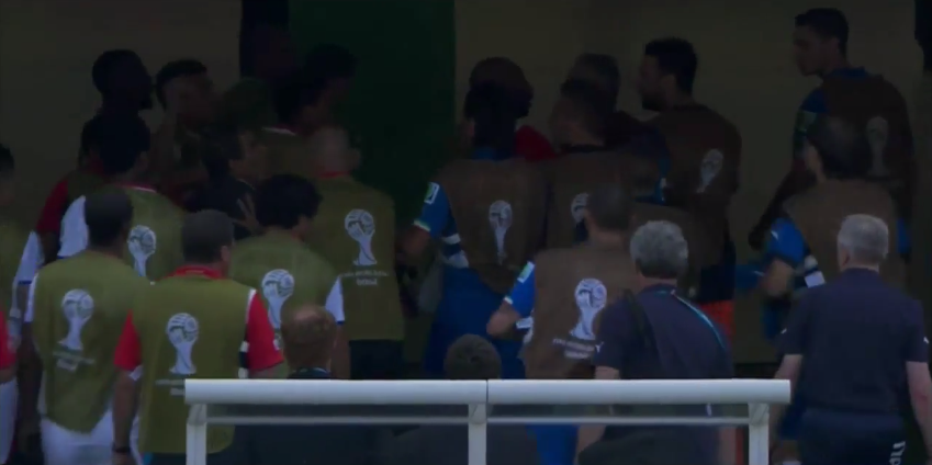 Cau thu Italy va Costa Rica xo xat trong duong ham hinh anh