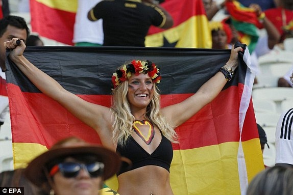 Fan nu nong bong co vu tuyen Duc o World Cup hinh anh