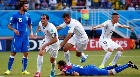 Italy 0-1 Uruguay (KT): Azzurri cay dang ve nuoc hinh anh
