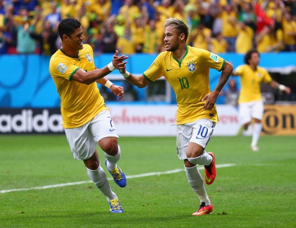 Fred nang ty so len 3-1 cho Brazil hinh anh